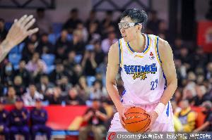 争议判罚激战正酣：周琦战场勇猛，牙齿断裂成焦点